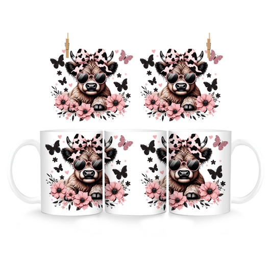 Highland-Kuh Tasse mit Sonnenbrille & Blumen – Perfekt für Tierliebhaber